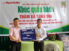  Ông Đào Xuân Hưng - Phó Tổng biên tập báo Người Hà Nội (bên trái) tặng quà tại Trung tâm phục hồi c