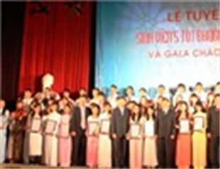 Khen thưởng 124 sinh viên “5 tốt”
